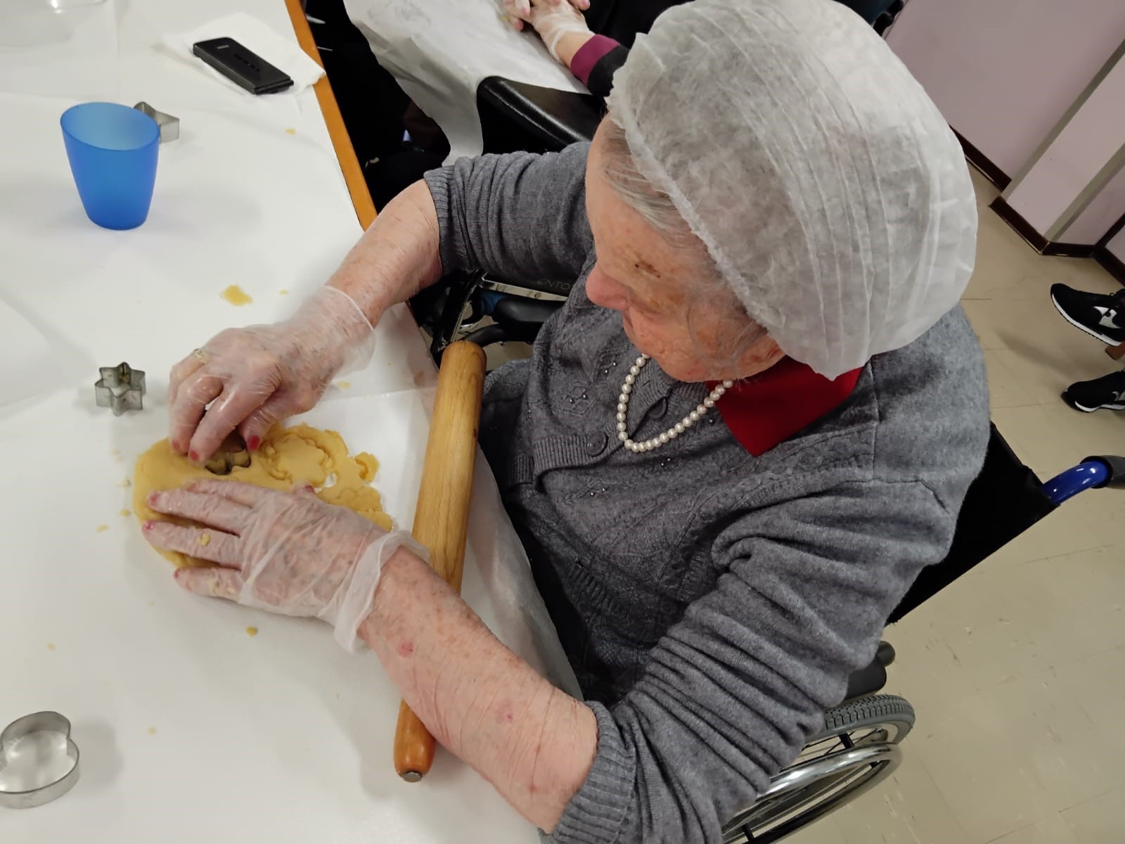 Un ospite che sta preparando i biscotti